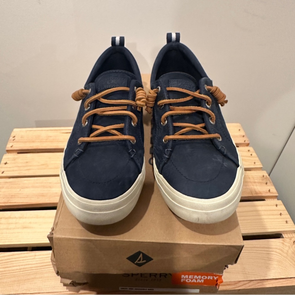 Sperry Women's Navy Sneakers with Brown Laces 8.5 - Picture 3 of 9